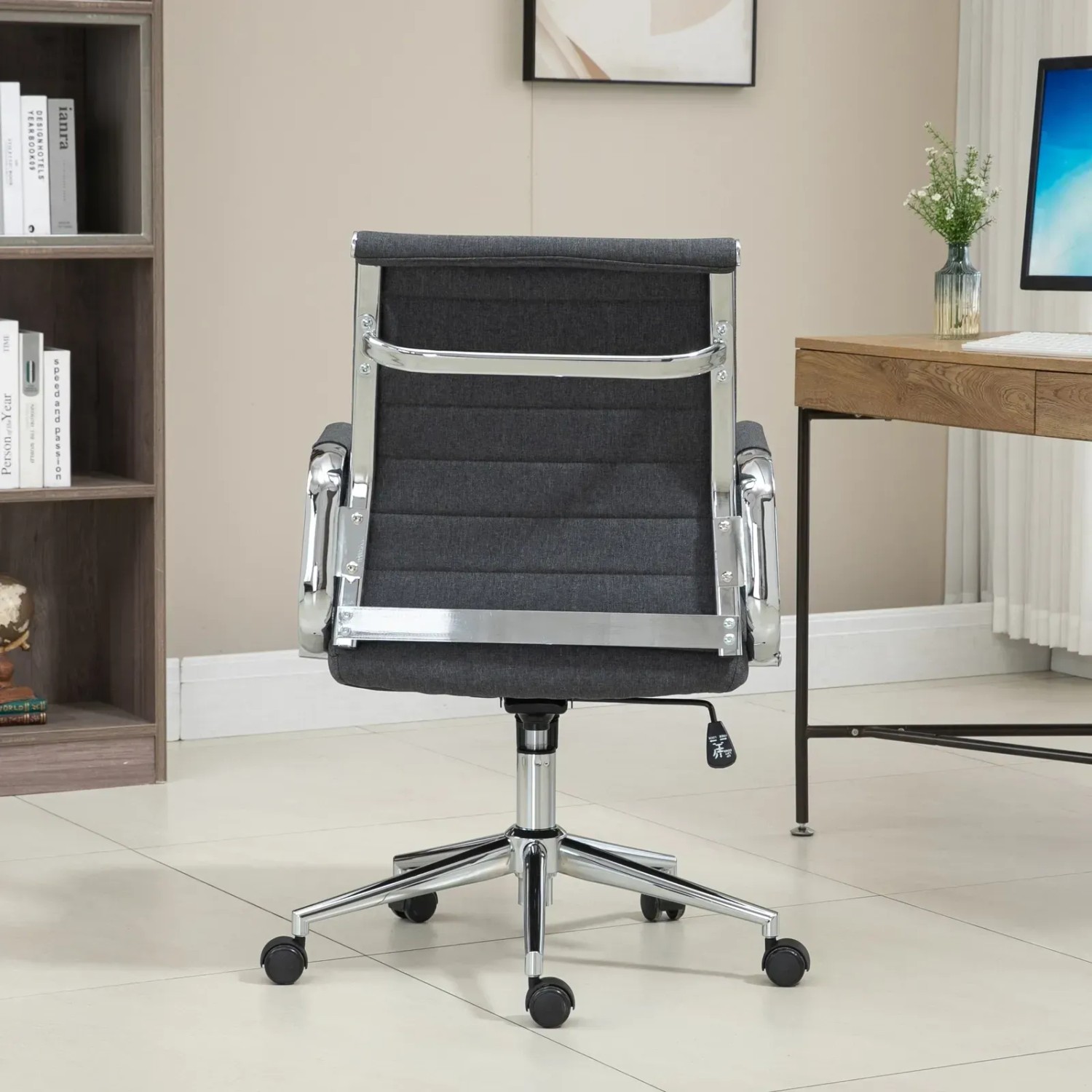 Dunkelgrauer Svita Bürostuhl Office Comfort mit niedriger Rückenlehne und Chromfußkreuz.