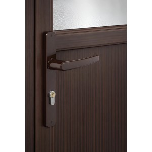 Braune Panto Griffgarnitur Smart Line (92 mm) an einer Holztür mit Glaseinsatz.