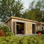 Grundiertes Timbela Holz-Gartenhaus mit Flachdach und geöffneten Türen, im Garten.