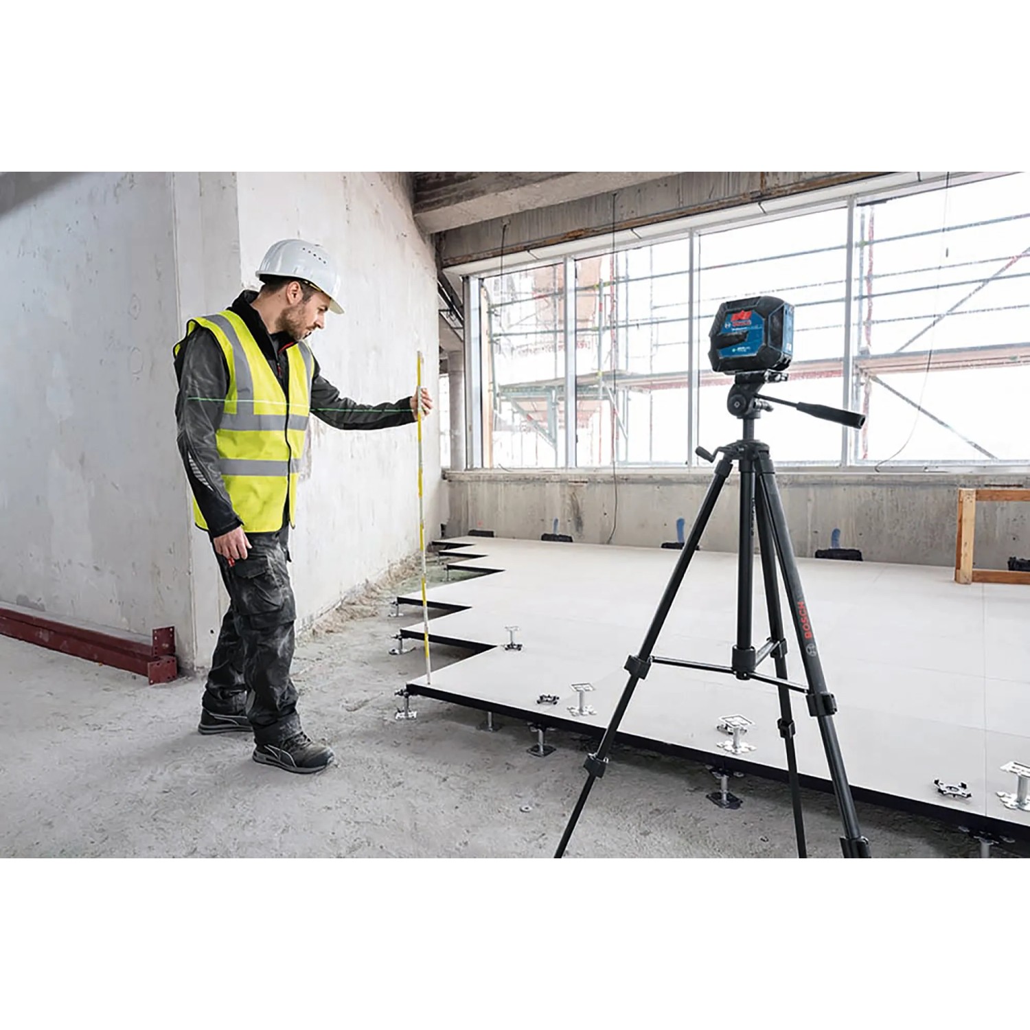 Bosch Professional GLL 20-22 G Linienlaser mit Stativ im Einsatz auf einer Baustelle.