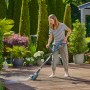 Frau reinigt Terrasse mit Gardena Akku-Multi-Reiniger AquaBrush Patio. Inkl. Akku.