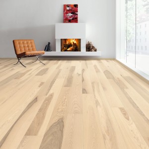 Helle Living by Haro Landhausdiele aus Esche, strukturiert und versiegelt, im Wohnraum verlegt.