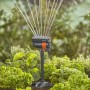 Gardena Viereckregner OS 90 mit Verlängerungsrohr im Einsatz, Micro-Drip-System zur Gartenbewässerung.