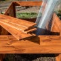 Volierendraht und Holzlatten für Zaunbau und Sichtschutz im Garten.