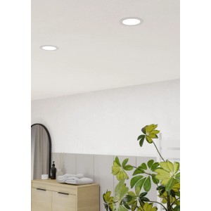 Weiße, runde EGLO LED-Einbauleuchte in Decke. IP44 CCT-Einbaustrahler für Bad und Feuchträume.