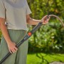 Gardena Cleansystem Teleskop-Stiel M-XL in Nutzung mit Gartenschlauch.