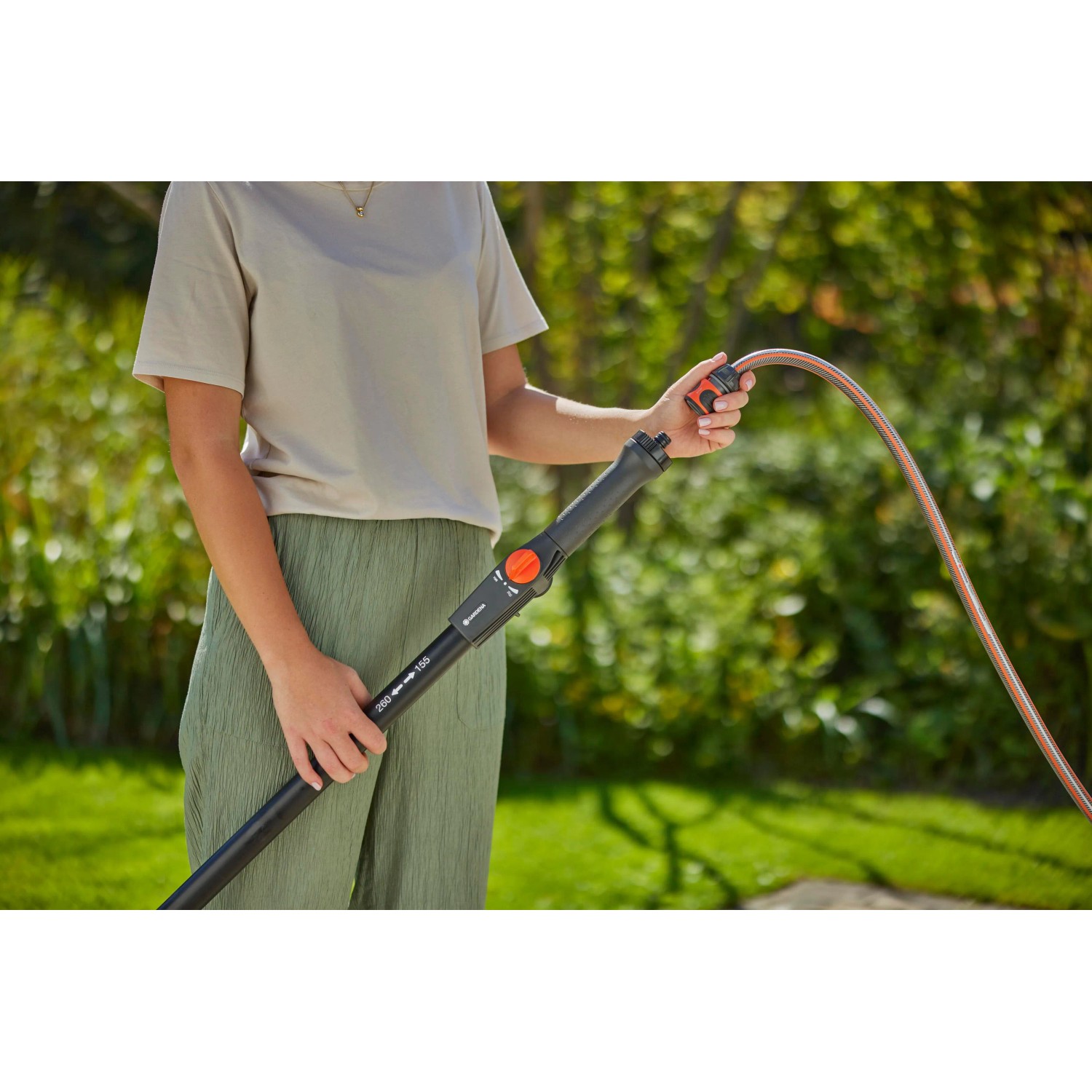 Gardena Cleansystem Teleskop-Stiel M-XL in Nutzung mit Gartenschlauch.
