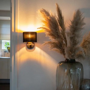 Moderne Wandleuchte QAZQA VT 1 in Schwarz/Gold für stimmungsvolle Beleuchtung im Wohnbereich.