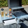 Wenko Küchenrollenhalter Ima, magnetisch, schwarz, am Grill befestigt. Grillutensil für Küchenrollen.