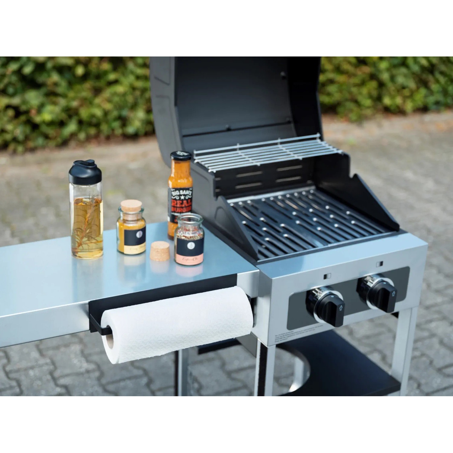 Wenko Küchenrollenhalter Ima, magnetisch, schwarz, am Grill befestigt. Grillutensil für Küchenrollen.