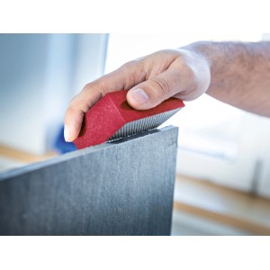 Rotes LUX Diamant Schleifpad (Körnung 200) in Anwendung zum Schleifen einer grauen Oberfläche.