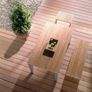 Terrasse mit Bangkirai Terrassendielen, Tisch und Sitzbank aus Holz. Gartengestaltung mit Dielen.