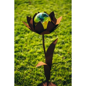 Ferrum Art Design Deko-Glasblume Sybille, 104 cm, Edelrost, mit farbiger Glaskugel als Gartendeko.