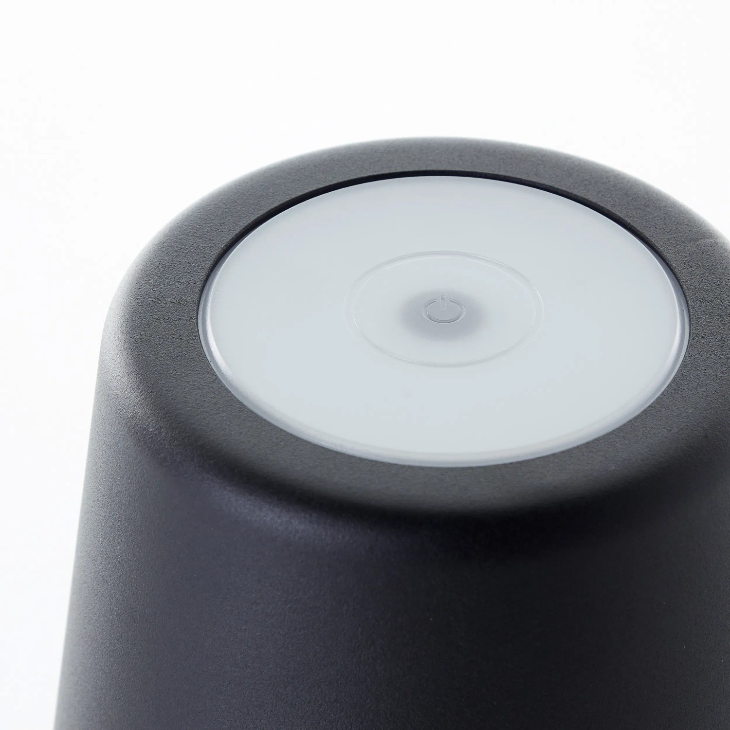 Detailaufnahme: Schwarze, matte LED-Tischleuchte Kaami, 37 cm, für den Außenbereich.