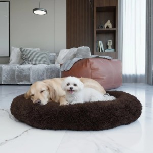 Braunes Benno Hundebett Balu Donut (70x70x16 cm) mit zwei Hunden im Wohnzimmer.
