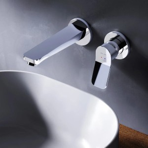 AM.PM X-Joy Waschtischarmatur zur Wandmontage in Chrom über einem weißen Waschbecken.