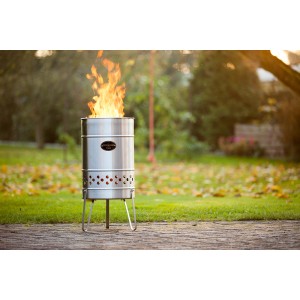 Feuerhand Pyron Feuertonne aus Edelstahl, 25 l, mit brennendem Feuer im Garten.