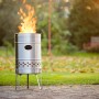 Feuerhand Pyron Feuertonne aus Edelstahl, 25 l, mit brennendem Feuer im Garten.