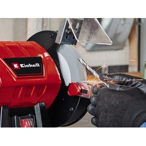 Einhell Doppelschleifer mit Keramik Schleifscheibe im Einsatz beim Schleifen eines Bohrers.