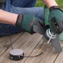 Hände wechseln das 3-Flügel-Messer am Bosch Elektro-Rasentrimmer AFS 23-37. Dual System mit Faden und Messer für Wildwuchs & Rasenflächen.