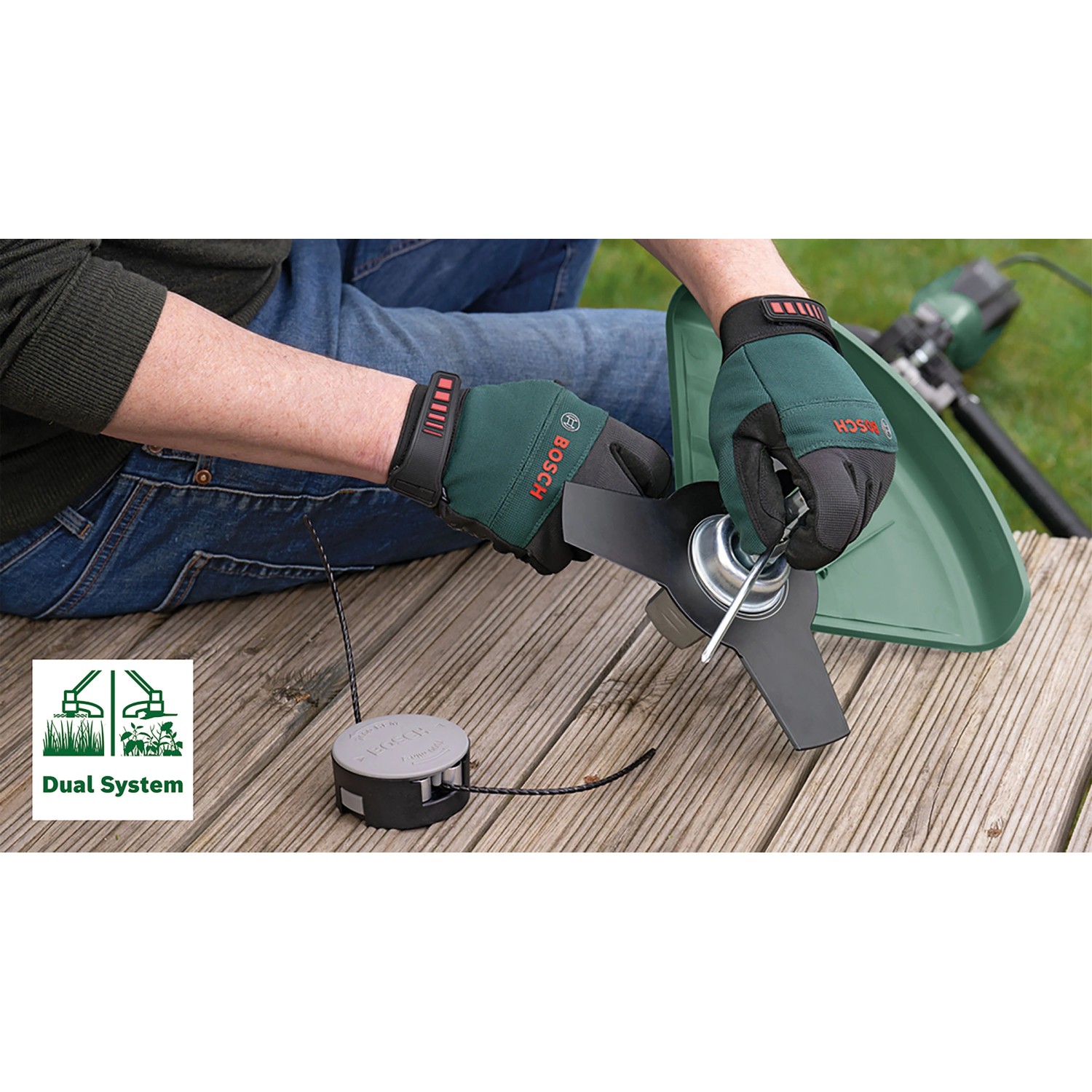 Hände wechseln das 3-Flügel-Messer am Bosch Elektro-Rasentrimmer AFS 23-37. Dual System mit Faden und Messer für Wildwuchs & Rasenflächen.