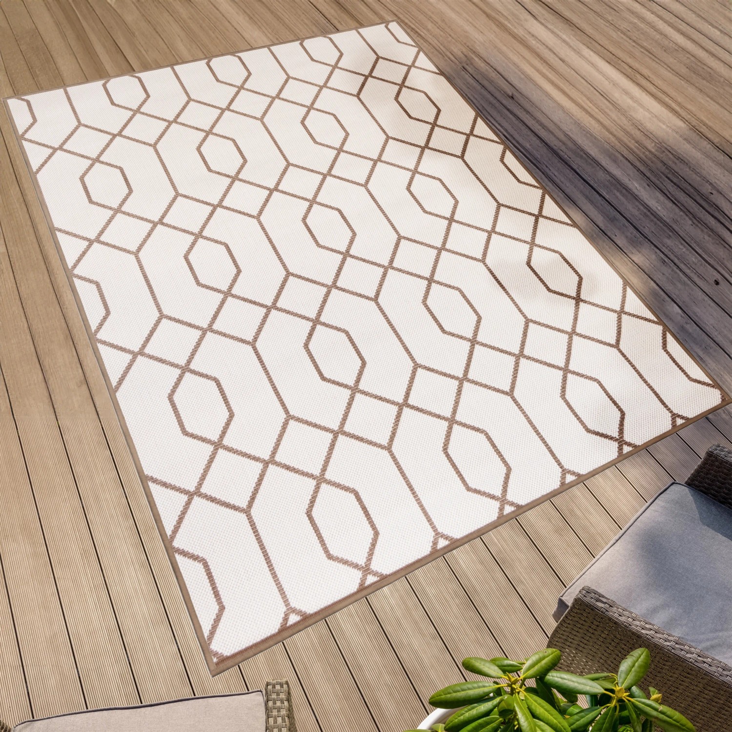 Rechteckiger, braun-beiger Primaflor In- und Outdoorteppich mit geometrischem Muster auf einer Holzterrasse.