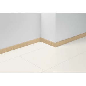 Parador Sockelleiste SL 5 wasserfest, Dekor Eiche, 50x16x2200 mm, montiert an einer weißen Wand.