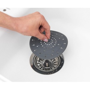 Wenko Abflusssieb aus grauem Silikon, Ø 12 cm, wird in einen Abfluss eingesetzt.