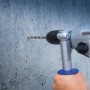 LUX Betonbohrer Comfort (Ø 13 mm) bohrt in Betonwand. Bohrer aus Stahl für präzise Löcher.