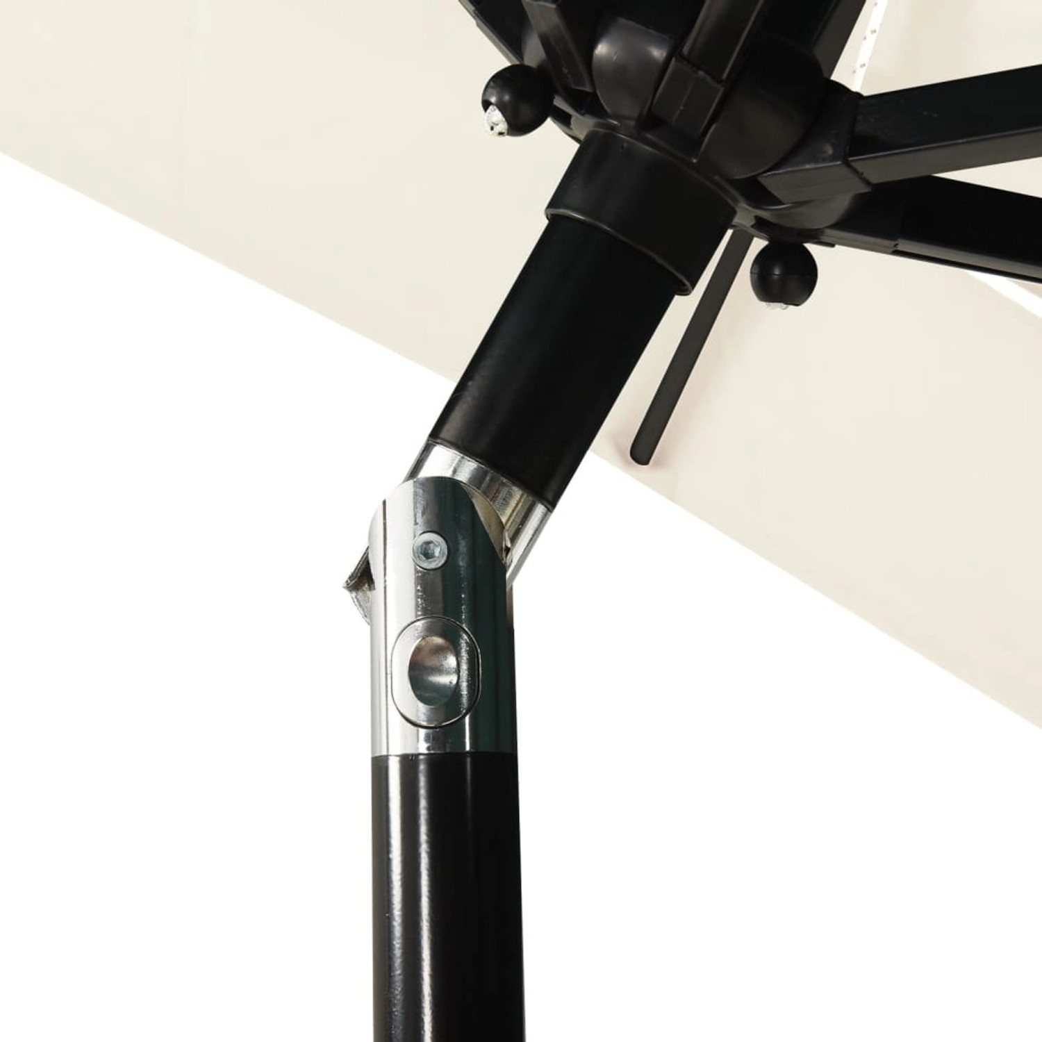 Detailaufnahme: furnicato Sonnenschirm, sandfarben, mit Aluminium-Mast. Fokus auf Gelenk.