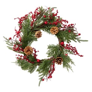 Dekorativer Kunstkranz Ø 36 cm mit grünen Tannenzweigen, roten Beeren und braunen Tannenzapfen. Weihnachtsdekoration.