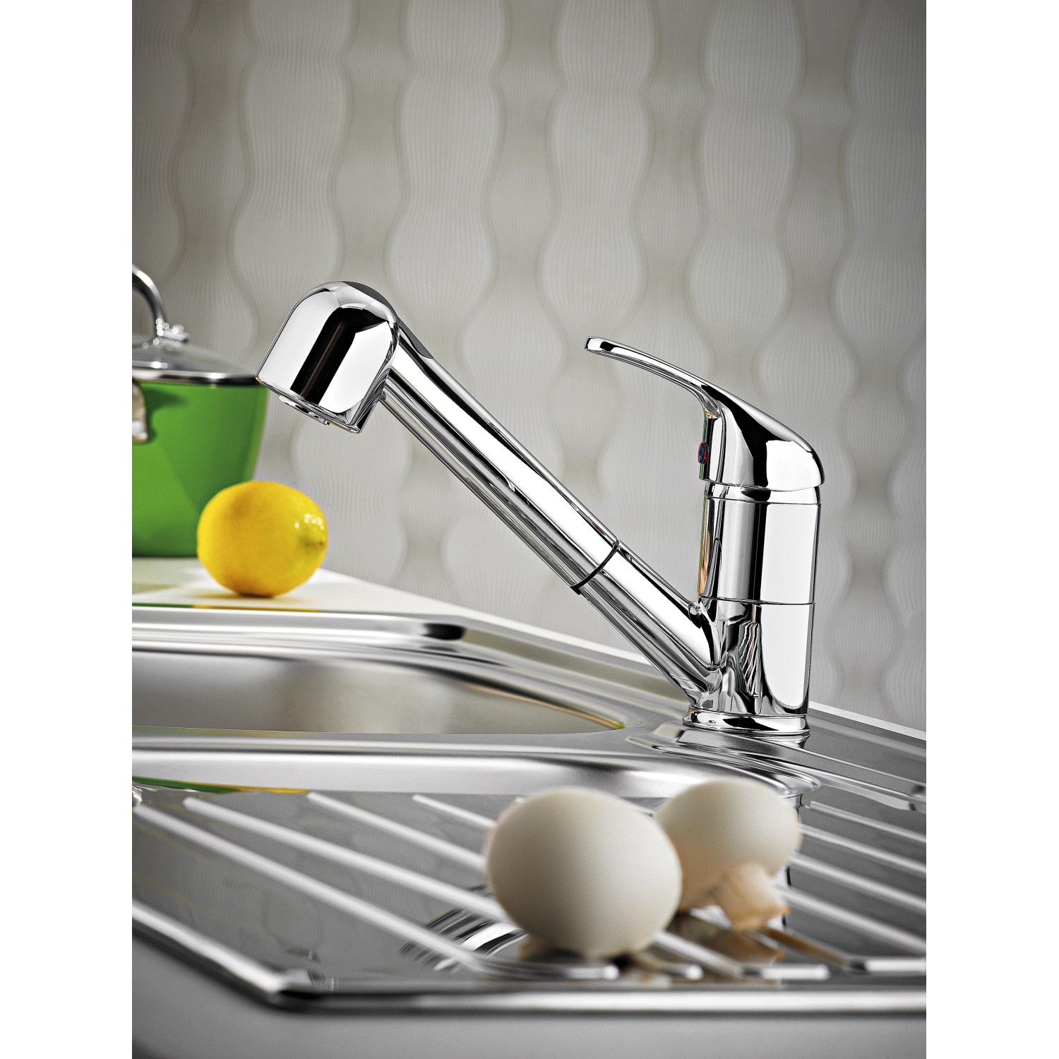 Pyramis Einhebelmischer Festivo chrom mit herausziehbarer Brause in einer Spüle.