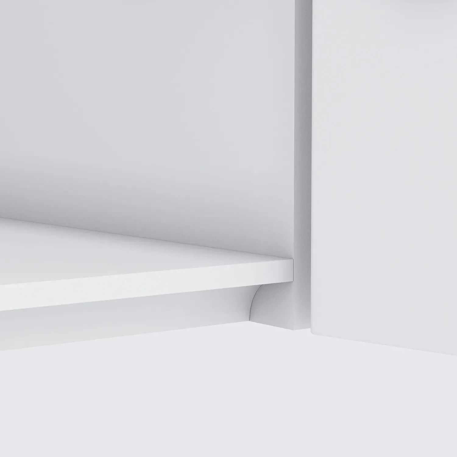 Detailaufnahme: Weißes Regal und Schrank der Held Möbel Küchenzeile Turin.