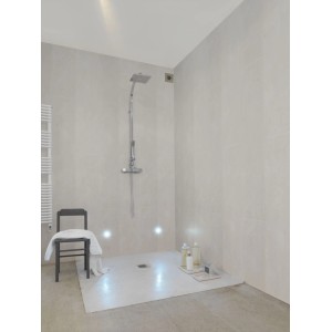 Badezimmer mit Grosfillex Wandverkleidung Element Compact Beton Weiß, 120x37,5 cm.