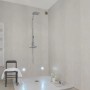 Badezimmer mit Grosfillex Wandverkleidung Element Compact Beton Weiß, 120x37,5 cm.