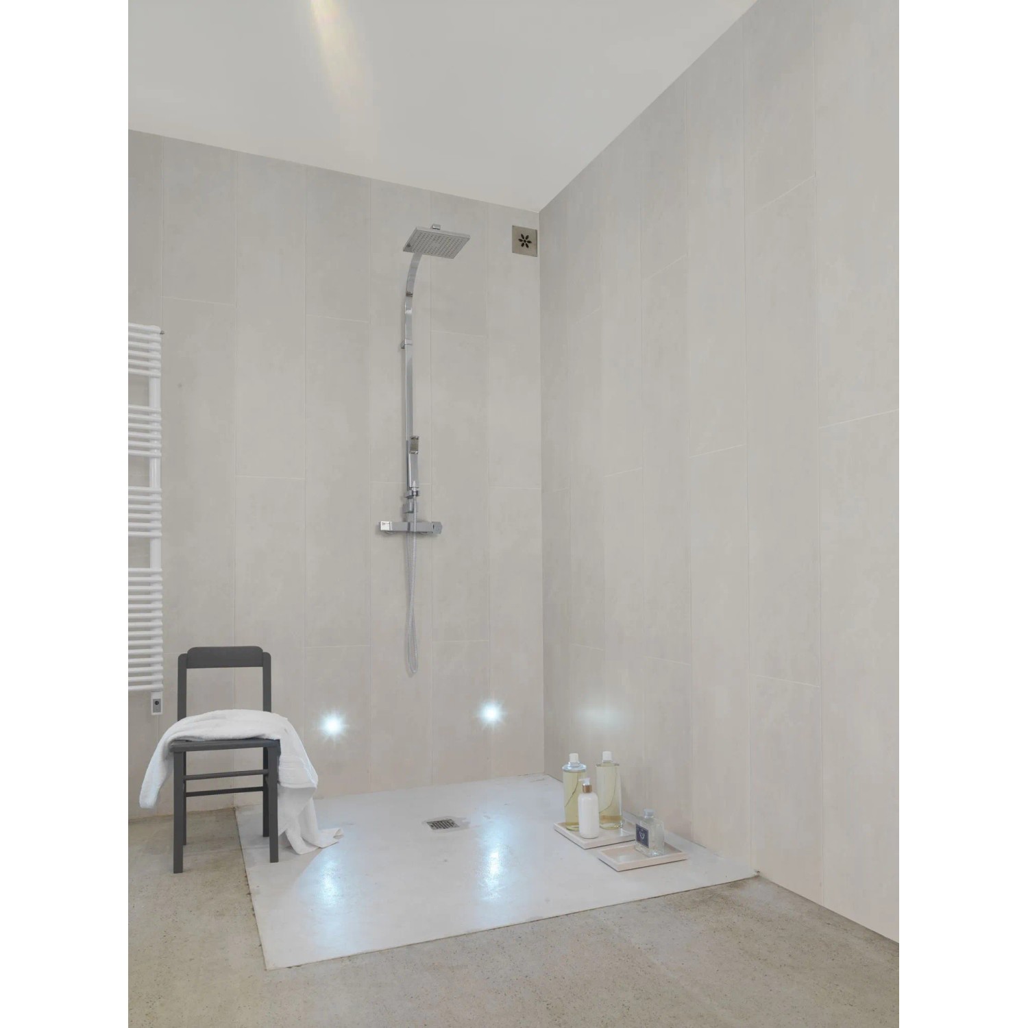 Badezimmer mit Grosfillex Wandverkleidung Element Compact Beton Weiß, 120x37,5 cm.