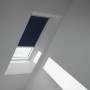 Velux Verdunkelungsrollo in Blau-Silber am Dachfenster für optimale Verdunkelung.