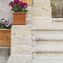 Mediterrane, verzierte Mein-Pflanztopf Blumentöpfe Venedig aus Terrakotta-Kunststoff mit bunten Blumen.