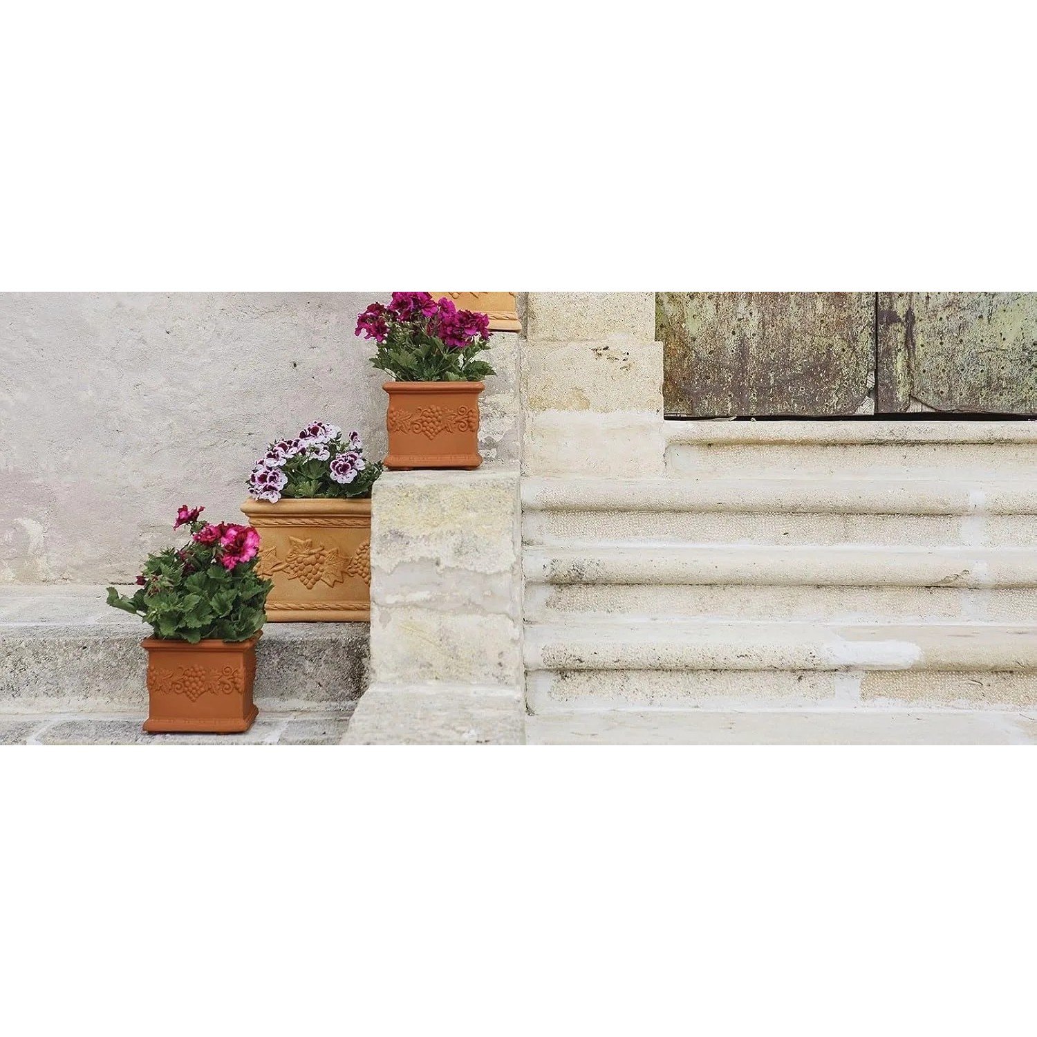 Mediterrane, verzierte Mein-Pflanztopf Blumentöpfe Venedig aus Terrakotta-Kunststoff mit bunten Blumen.