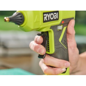 Ryobi Akku-Heißklebepistole RGLU18-0 One+ mit Hand am Abzug, 18V Akkuwerkzeug.
