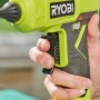 Ryobi Akku-Heißklebepistole RGLU18-0 One+ mit Hand am Abzug, 18V Akkuwerkzeug.