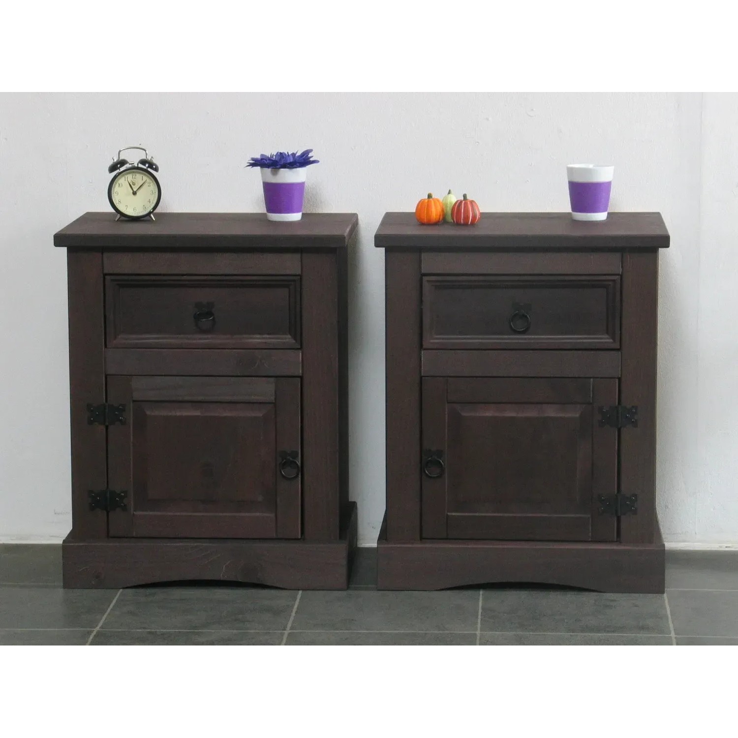 Zwei New Mexico Nachttische, kolonial gebeizt, mit Schublade und Tür. Kiefer massiv, rustikaler Stil.