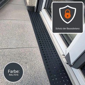 Dunkelgraue Entwässerungsrinne PRO Style aus Magnelis Stahl, RAL7016, mit perforiertem Trittblech auf Terrasse.