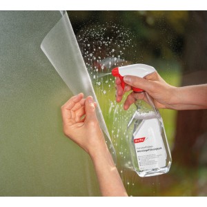 Anwendung d-c-fix Montageflüssigkeit mit Fensterfolie. Hilft beim Anbringen von Klebefolien.