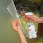 Anwendung d-c-fix Montageflüssigkeit mit Fensterfolie. Hilft beim Anbringen von Klebefolien.