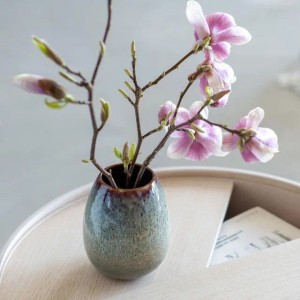 Beige like. Vase von Villeroy & Boch Lave Home mit Magnolienzweigen, 17,4 cm hoch.