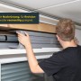 Montage der Schellenberg Rollladenkasten-Dämmung (3-teilig) im Rollladenkasten.
