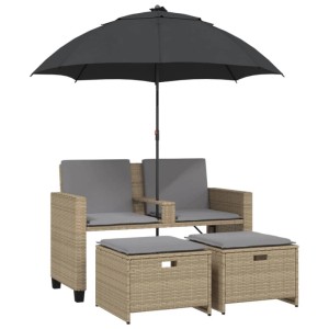 Beiges 2-Sitzer Gartensofa mit Sonnenschirm und Hockern aus Poly-Rattan.