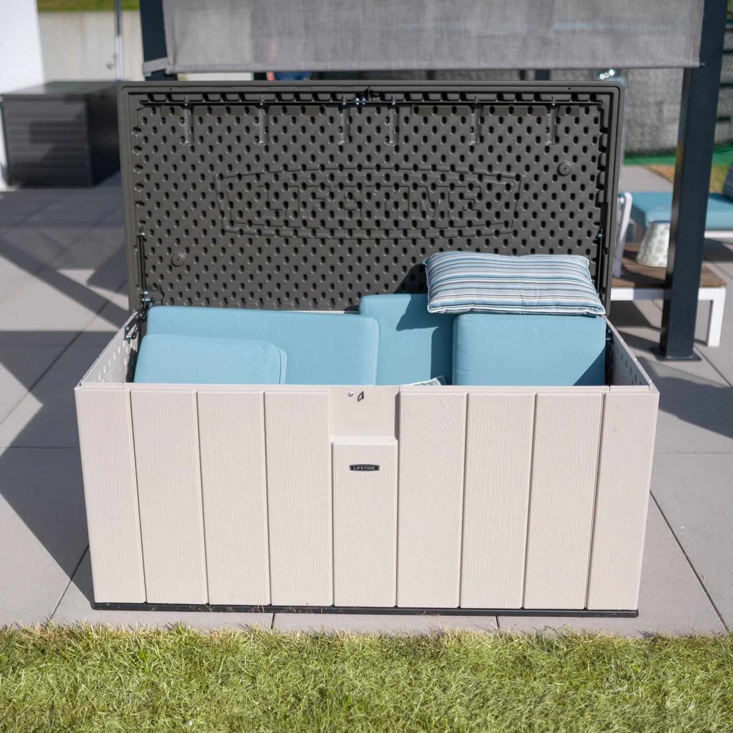 Geöffnete, sandfarbene Lifetime Gartenbox mit Kissen und Auflagen. Universalbox für Garten, Terrasse oder Balkon.