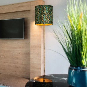 Vintage Stehleuchte Simplo Gold mit Pfauenschirm. Goldener Ständer, zylindrischer Schirm mit grün-blauem Pfauenmuster, warmes Licht.